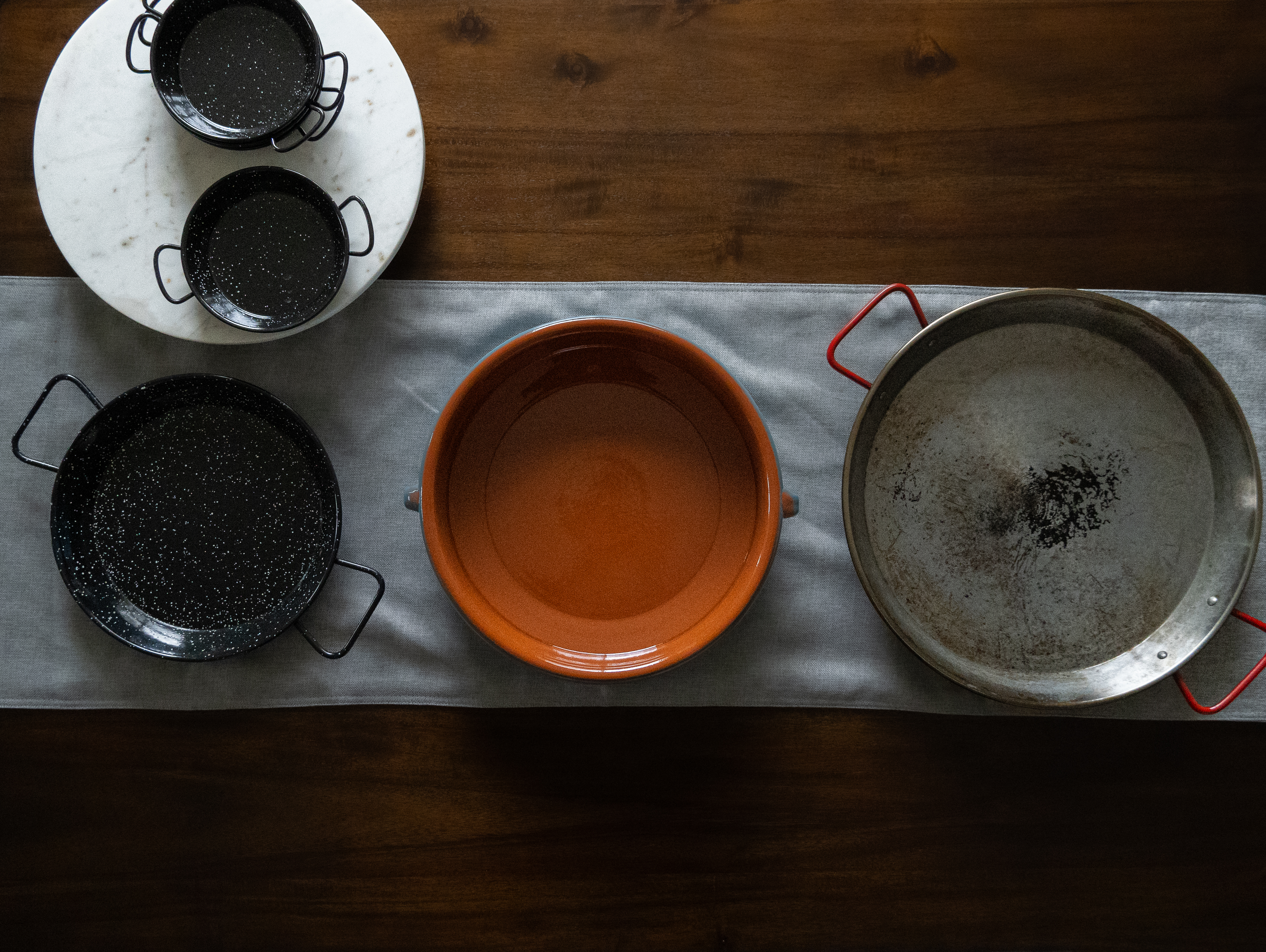 Different sizes and types of paella pans